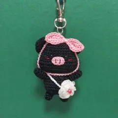 556番　可愛い　ブタのあみぐるみ　ハンドメイド　プレゼント　キーホルダー　黒豚