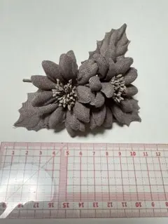 グレーの布製花と葉のコサージュ
