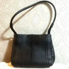 蛇革ブラックレザー ショルダーバッグ キーホルダー付き