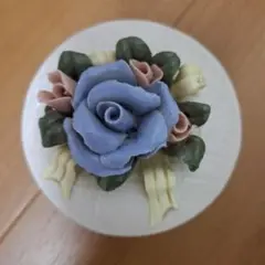 青いバラの陶器小物入れ