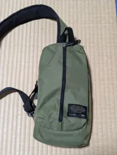 オリーブグリーン スリングバッグ