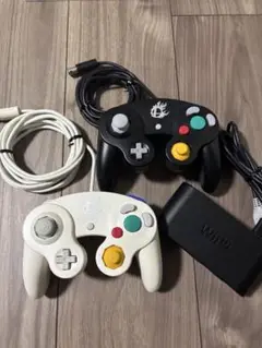 美品！ゲームキューブコントローラー2個セット（白・黒）接続タップ付き！