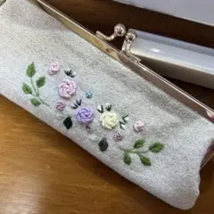 ハンドメイド　手刺繍ガマ口ポーチ