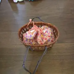 花柄巾着袋付き籐製バスケット