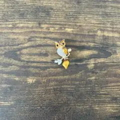 フクロウデザインのブローチ