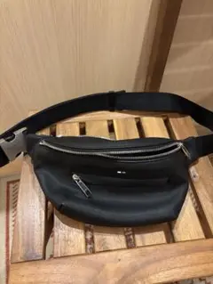 美品商品！！ BOSS ブラック ボディバッグ