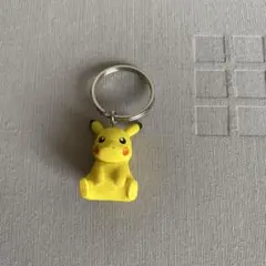 座るポケモン ピカチュウ ガチャガチャ　キーホルダー