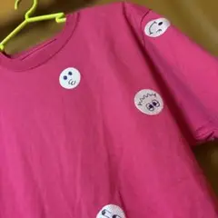 顔の刺繍があるピンクTシャツ