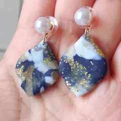 夜空デザイン ネイビー×ホワイト ワンポイントピアス スレンレス製 ハンドメイド