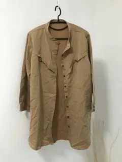 ベージュ ボタン付き長袖シャツ