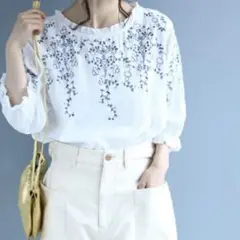 CAWAII 蔦模様刺繍のフリルネックブラウストップス