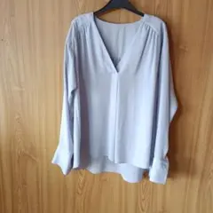 GU Vネックブラウス スキッパーシャツ