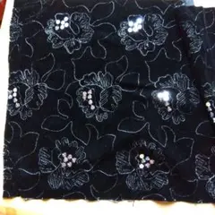 黒ベルベット　スパンコールと刺繍　端切れ