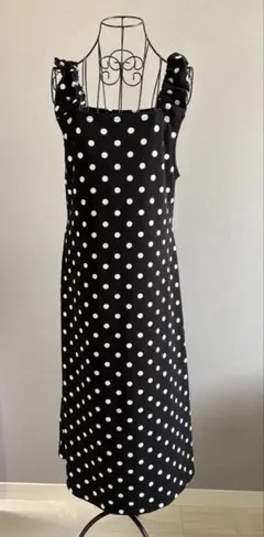 【美品】黒と白の水玉模様 ロングワンピース フリル付き肩ひも　ドット