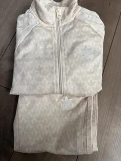 adidas クリーム色 ジャージセット 130cm