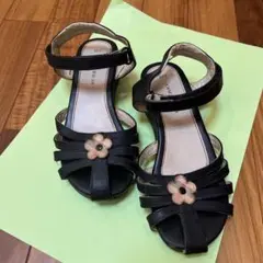 21 22 Burberry バーバリー　黒　サンダル　子供