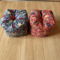 枕　布地　赤色と青色の花柄　2個セット　キューブ型17㌢×17㌢×15㌢　レトロ