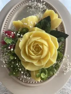 フォトフレームに黄色の薔薇の花束 ソープカービング