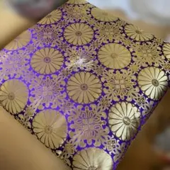 華やかな紫と金の座布団