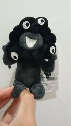 黒ミャクミャク座りカラビナ付きキーホルダー