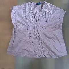 刺繍入りブラウンVネックフレンチスリーブのトップス