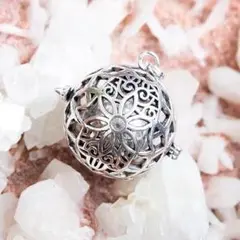 インド職人のハンドメイド ガムランボール ペンダント(フラワーシルバー)