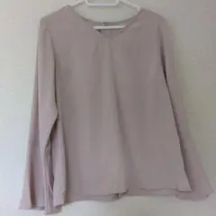 ロペピクニックピンクベージュ Vネック バックボタンフレア長袖シャツ