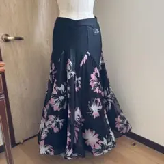 フレアスカート 黒とピンクの花柄