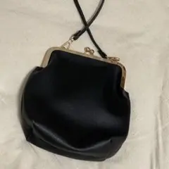 黒いがま口ショルダーバッグ