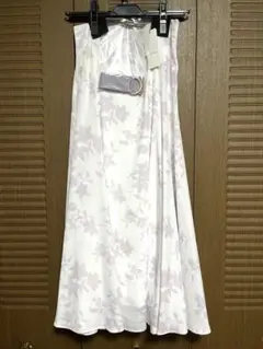 【新品タグ付き】花柄ロングスカート ホワイト/ラベンダー