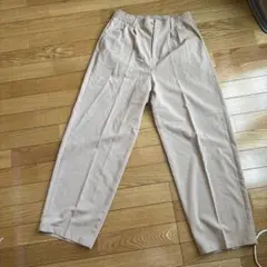 ベージュ ワイドパンツ