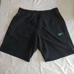 Reebok 黒 ショートパンツ サイドポケット付き