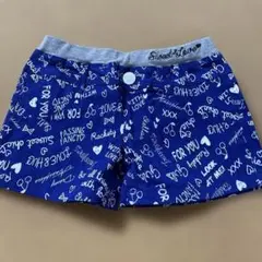 英字のショートパンツ