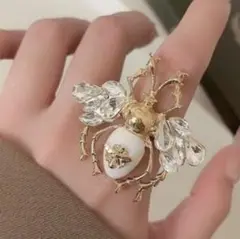 Bee motif ring