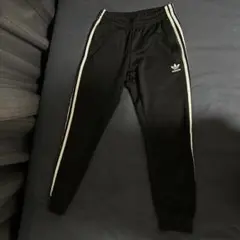 adidas ブラック ジャージパンツ