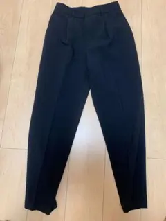 GU タックテーパードパンツ