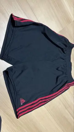 adidas ハーフパンツ 黒 赤ストライプ