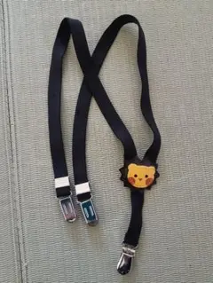 ライオンデザインの黒いサスペンダー