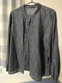 黒の刺繍入り長袖シャツ