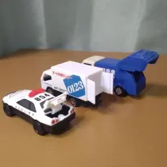 ドア開閉で遊べるミニカー３台　 パトカー・アート引越センター・ゴミ収集車