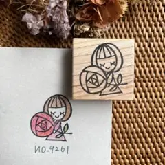 スタンプ　No. 9261薔薇を抱えたボブの女の子￼