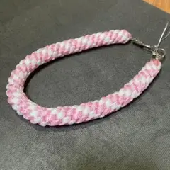 ピンクとホワイトの携帯ストラップ