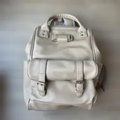 ベージュ フラップ付きバックパック