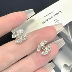 シャネC.h.a.n.e.lロゴ　キラキラストーン　ゴールドピアス　アクセサリー