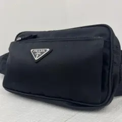 近年モデル・極美品✨ PRADA プラダ ボディバッグ 三角ロゴ ブラック 黒
