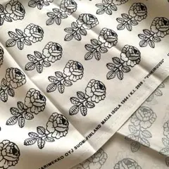新品★marimekko はぎれ　生地　ヴィヒキルース　白　黒　バラ　花柄　布