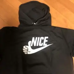ブラック NICE サムズアップ パーカー
