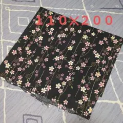 ハギレ　黒地に花柄の綿生地