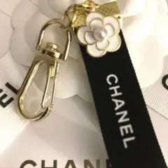シャネルのリボンチャーム付きキーホルダー