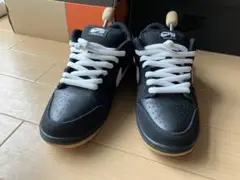 sb dunk low black white